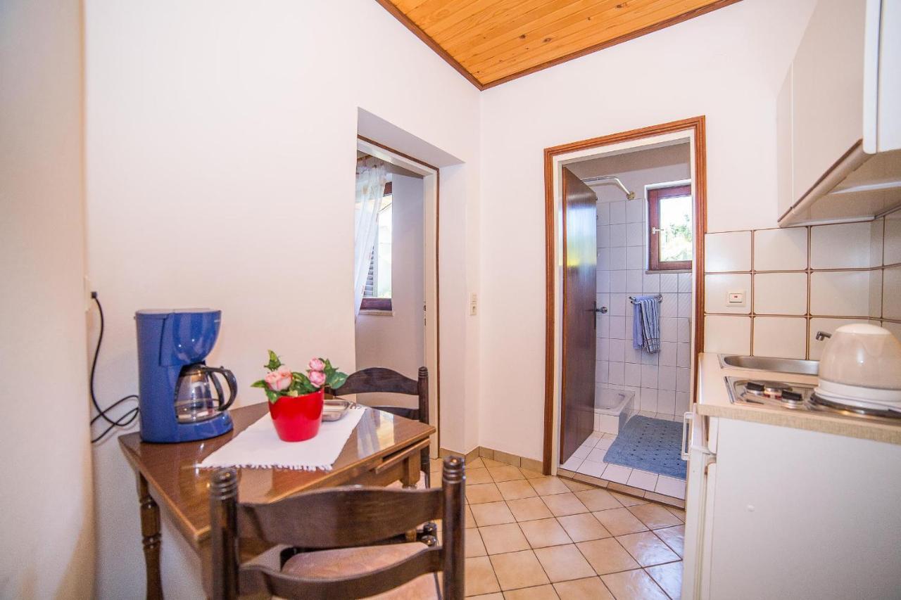 Apartments Pahljina Palit Екстер'єр фото