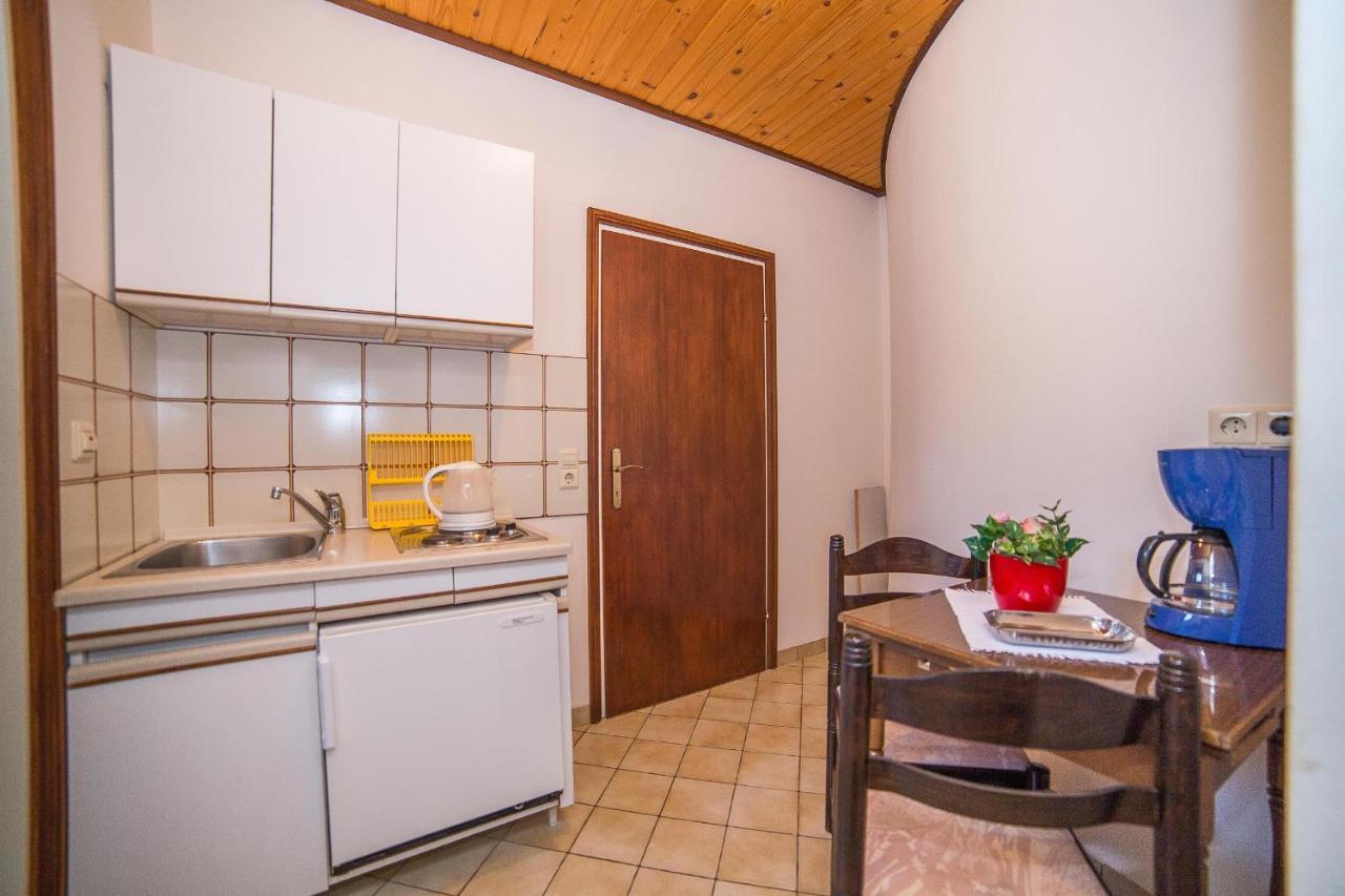 Apartments Pahljina Palit Екстер'єр фото