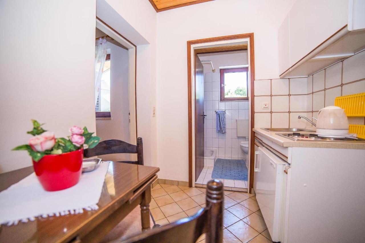 Apartments Pahljina Palit Екстер'єр фото